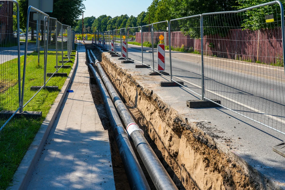 Chantier de terrassement extérieur, ciel nuageux