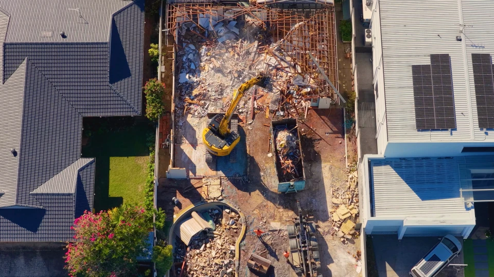 Excavatrice sur chenilles équipée d'un brise-roche hydraulique NPK de grande capacité, opérant en extérieur sur un chantier de terrassement en déblai rocheux